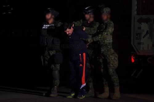 en el estado de Sinaloa en la ciudad de los Mochis, fue recapturado el Capo  Joaquín el “Chapo” Guzmán presentación ante los medios en el angar de la PGR.