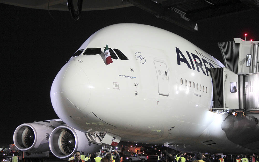 El Gigantesco AIRBUS A380 Aterrizo en la Ciudad de México - Angular 11-18