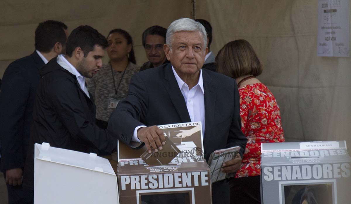 Andrés Manuel López Obrador Candidato a la Presidencia de México, Realizando su Voto