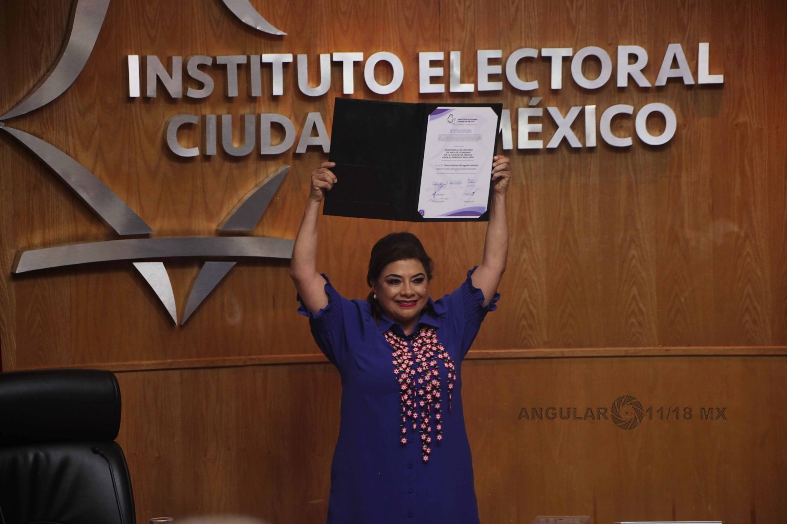Clara Brugada recibe la constancia de mayoría como jefa de Gobierno de la CDMX.