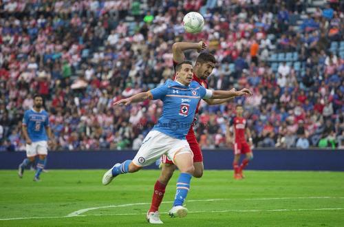 Chaco Jimenez delantero del Cruz Azul en pelota dividida ante defensor de las chivas