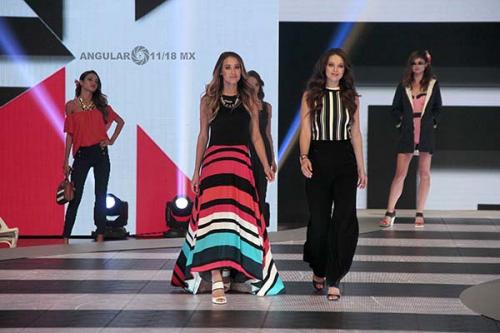 Emily DiDonato y Hannah Davis. En la  Edición número XXVI de Fashion Fest de Liverpool 1