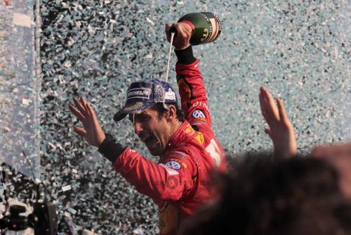 Festejo de Lucas di Grassi en el gran premio de Formula E Ciudad de México