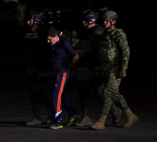en el estado de Sinaloa en la ciudad de los Mochis, fue recapturado el Capo  Joaquín el “Chapo” Guzmán presentación ante los medios en el angar de la PGR 2